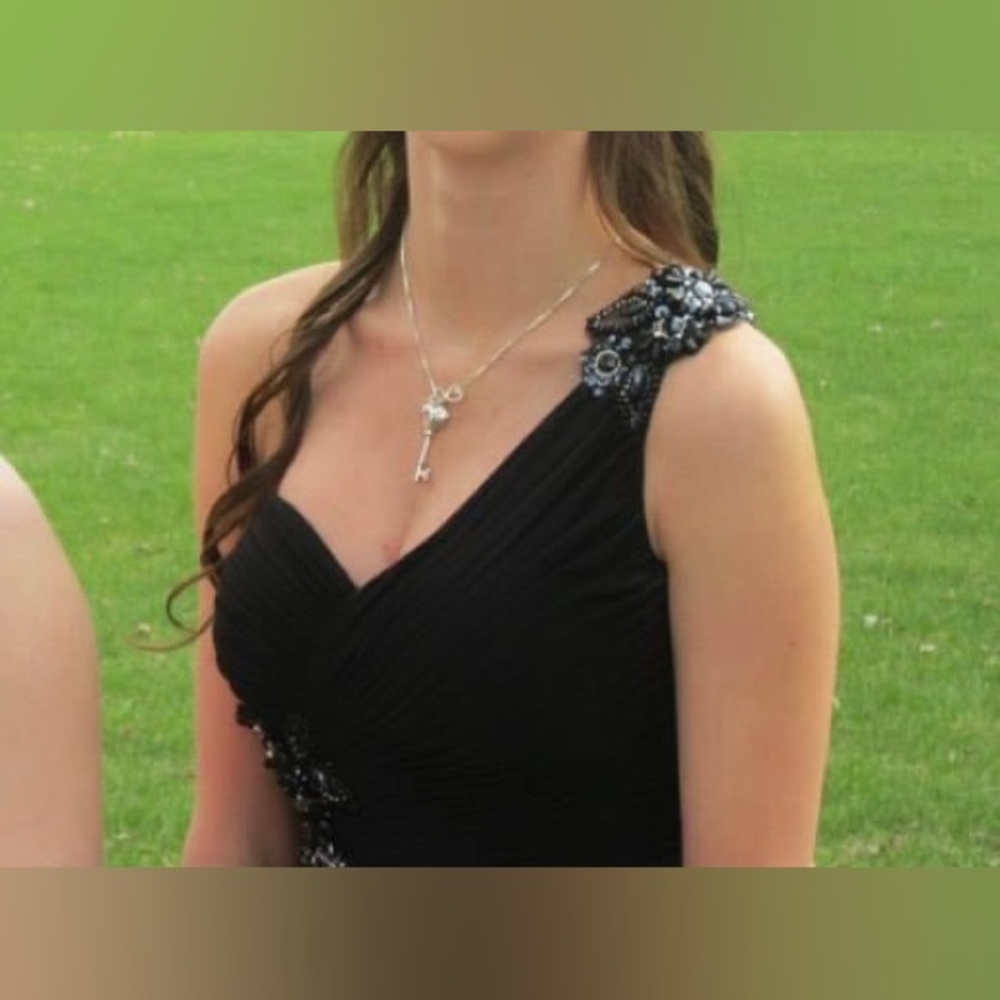 Formal Dress - Picture 2 of 3